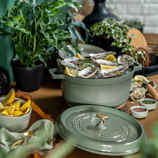 Casseruola Rotonda in Ghisa 24 cm Verde Eucalipto Staub - immagine 2